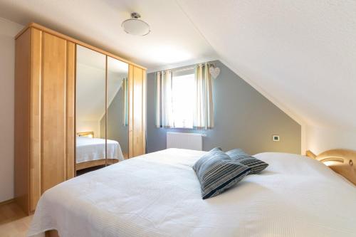 a bedroom with a white bed and a window at Hoppenberg 5a in Zingst