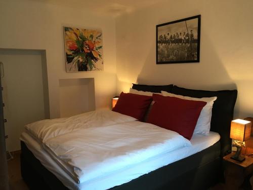 מיטה או מיטות בחדר ב-Toni Sailer Haus apartment