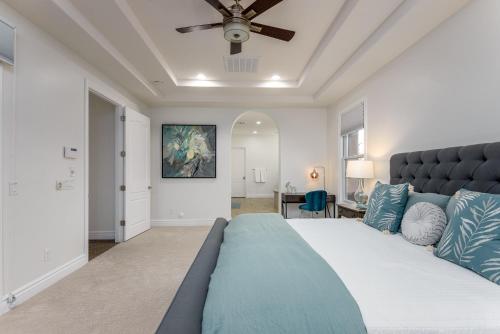 1 dormitorio con 1 cama y ventilador de techo en Casa Cielo home, en Scottsdale