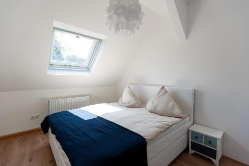 ein kleines Schlafzimmer mit einem Bett und einem Fenster in der Unterkunft Alte Schule Spittelstein 1OG rechts - a22965 in Rödental
