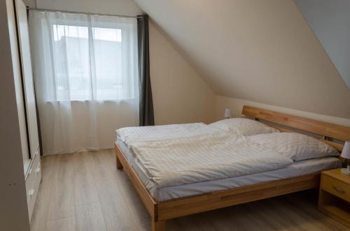 ein Schlafzimmer mit einem Bett und einem großen Fenster in der Unterkunft Ferienwohnung Herzebrock in Herzebrock
