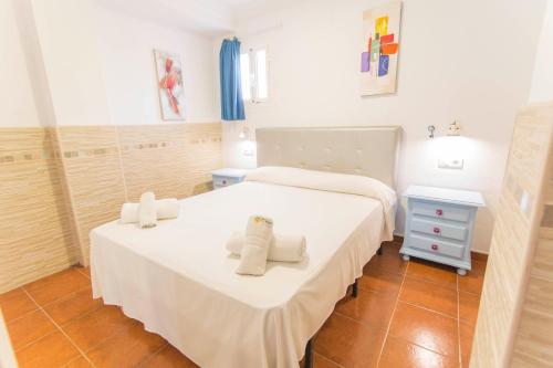 A bed or beds in a room at Arce Torrecilla Nerja