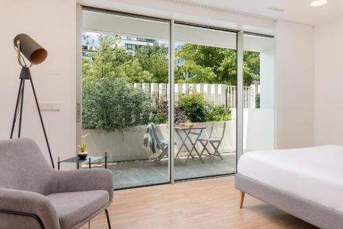1 dormitorio con cama, sofá y mesa en I Loft Santiago by Upper Luxury Housing en Santiago de Compostela