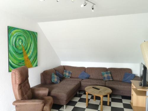 uma sala de estar com um sofá e uma mesa em zur Forelle em Wester-Ohrstedt