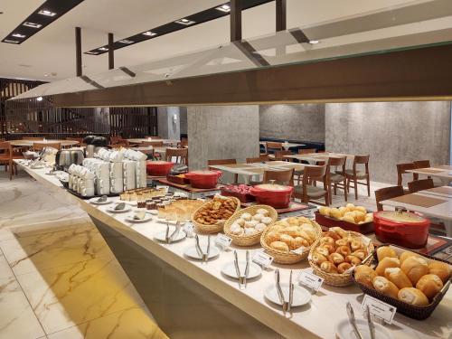 Makanan di atau berdekatan hotel