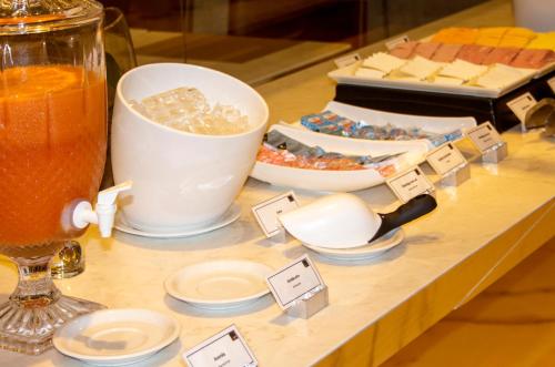 Makanan di atau berdekatan hotel