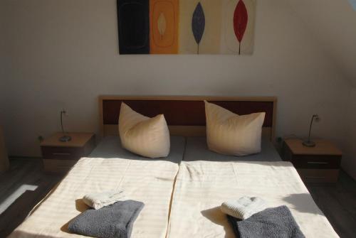 1 dormitorio con 1 cama con 2 almohadas en Cantay-Mathildenstraße 16 - FW 4 - OG rechts, en Fehmarn