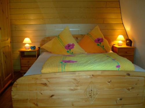 En eller flere senge i et værelse på Haus Monika