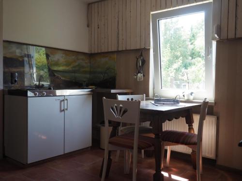 プレローにあるFeWo Weststrandのキッチン(テーブル、椅子付)、窓