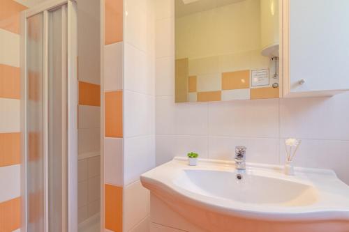 a bathroom with a sink and a shower at Villa Green Holiday in Barban