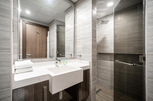 Koupelna v ubytování Luton Vacation Homes - Modern & Lake view 1BR , MBL Residence, Jumeirah Lake Towers