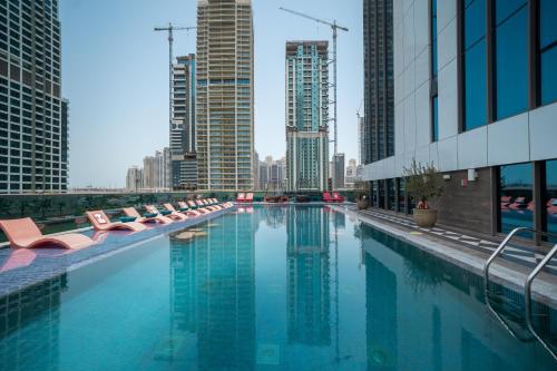 Bazén v ubytování Luton Vacation Homes - Modern & Lake view 1BR , MBL Residence, Jumeirah Lake Towers nebo v jeho okolí