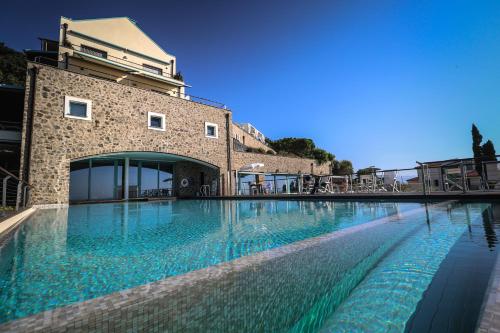 Bazén v ubytování Dominio Mare Resort & SPA nebo v jeho okolí