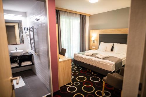 Katil atau katil-katil dalam bilik di Garden Hotel Wellness és Konferencia