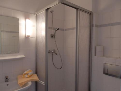 プレローにあるResi A2のバスルーム(ガラスドア付きのシャワー付)