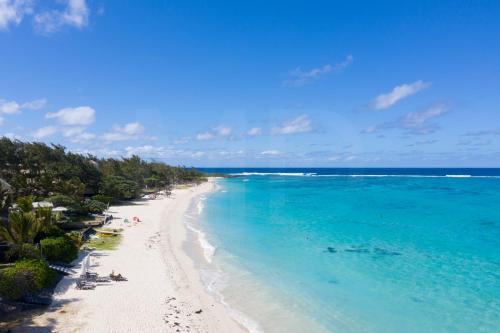a view of a beach with people in the water at Studio Isabella in Palmar