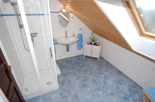 a bathroom with a shower and a sink at Ferienwohnung Leuchtturm in Heiligenhafen