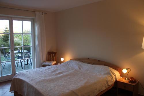 オストゼーバート・ディアーハーゲンにある"Ostseetraum"のベッドルーム1室(ベッド1台付)、バルコニー(テーブル付)