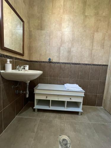 Un baño de Entire spacious apartment with free parking