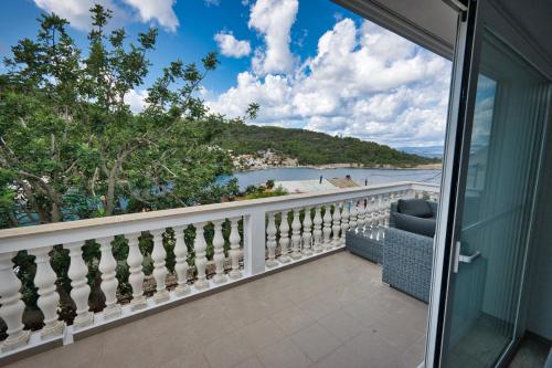 a balcony with a view of the water at Vila Punta in Stomorska