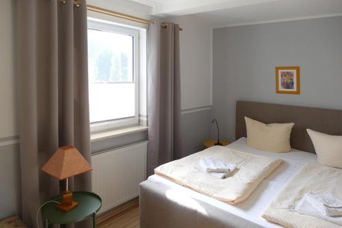 ツィングストにあるKoljaのベッドルーム1室(タオル付きのベッド1台付)