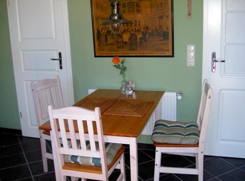 Westerbergen的住宿－Ferienhaus Bergstädt "Utspann"，一间带桌子和两把椅子的用餐室