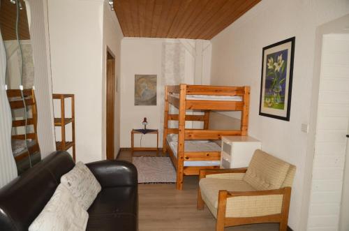 ein Wohnzimmer mit einem Sofa und einem Etagenbett in der Unterkunft Ferienhof Frohne - Spielzimmer in Merzen