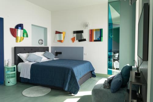 una camera con letto, TV e sedia di Dimoramare Manarola, Terre Marine a Manarola