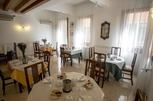 ห้องอาหารหรือที่รับประทานอาหารของ Hotel Antigo Trovatore
