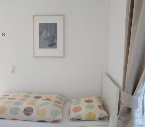 a bedroom with a bed and a picture on the wall at Haus Roy - Ferienwohnung Erdgeschoß in Zülpich