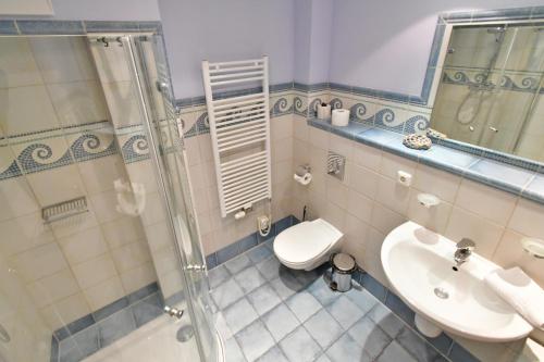 ツィングストにあるUt kiek, Sprotteのバスルーム(トイレ、洗面台、シャワー付)