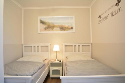 ベルガーエンデ・レートヴィッシュにあるOstwindのベッドルーム1室(隣り合わせのベッド2台付)