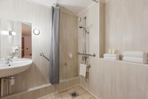 Et badeværelse på Comfort Hotel Evreux
