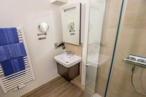 a bathroom with a sink and a shower at ancora Marina Haus 1 Nr 02, Typ 2 in Neustadt in Holstein