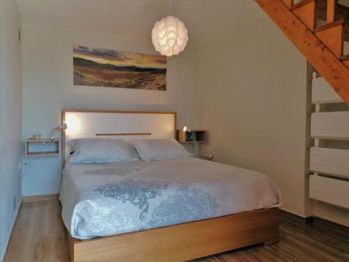 um quarto com uma cama e uma escada em Casa do Avô em Vasco Esteves de Baixo