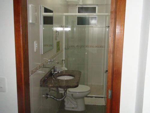 Koupelna v ubytování PRAIA DE 4 ILHAS Apartamento 2 Quartos a 50M da Praia