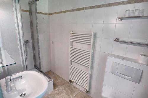 ツィングストにあるHaus Sonnenwinkel, FW 3の白いバスルーム(洗面台、トイレ付)