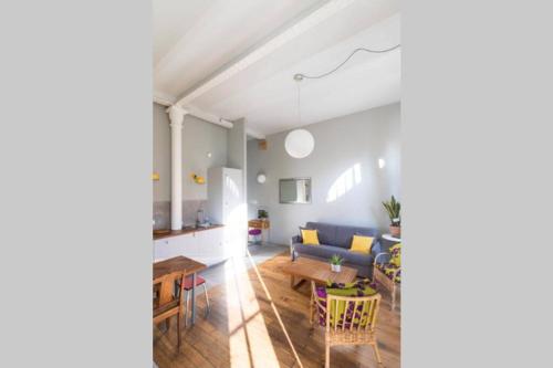 un salon avec un canapé et une table dans l'établissement La Chassagne, en plein cœur de ville, à Dijon