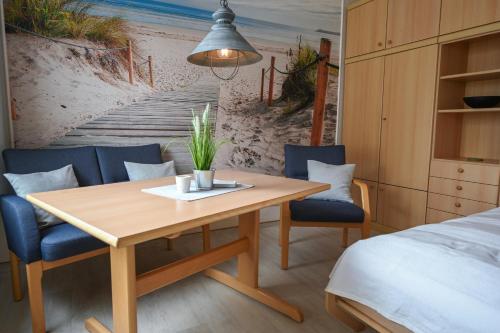 - une salle à manger avec une table et des chaises en bois dans l'établissement Zur schönen Aussicht - FW 8, à Dahme