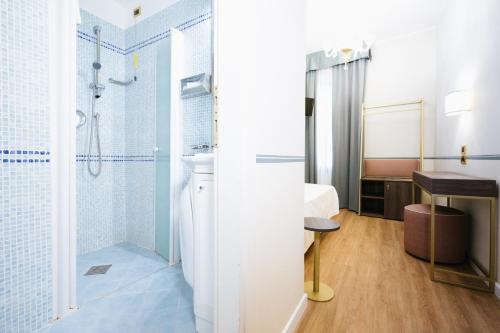 فندق دو بوتسي في البندقية: حمام مع دش وسرير ومغسلة