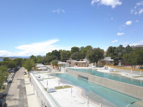 Vistas al mar de una piscina en un complejo en Elements Camping Selce Mobile homes en Selce