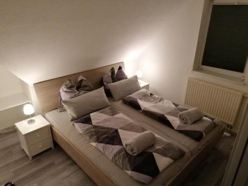 uma cama grande num quarto com duas almofadas em Ferienhaus Ostwald em Deutscheinsiedel