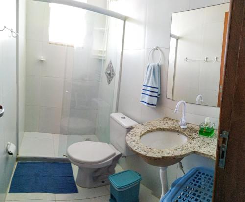 ein Bad mit einem WC, einem Waschbecken und einer Dusche in der Unterkunft Loft Studio - MAR AZUL in Lauro de Freitas