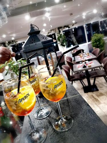 un groupe de trois verres à vin assis sur un comptoir dans l'établissement Au Hameau de l'Ecluse proche Europa-Park, à Marckolsheim