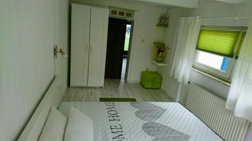 een slaapkamer met een bed, een raam en een deur bij Ferienhaus Gerasymchuk in Eckernförde
