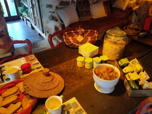 une table avec de la nourriture au-dessus dans l'établissement Les Toits Rouges le luxe de la simplicité, à Saint-Étienne-de-Tinée