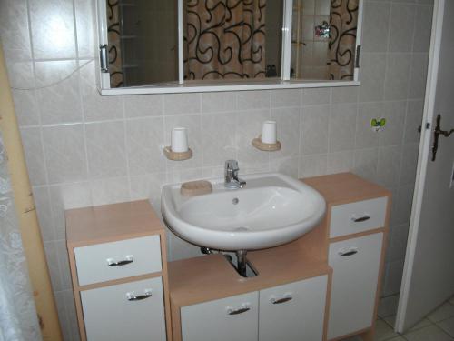 y baño con lavabo y espejo. en Lissis Feriendomizil en Ostseebad Karlshagen