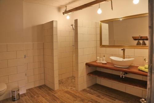 A bathroom at Ferienhaus Rotdorn - Haus Nord