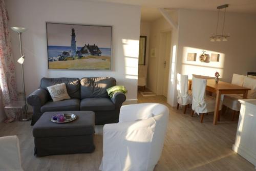 ein Wohnzimmer mit einem Sofa und einem Tisch in der Unterkunft FöhrTraum in Oldsum