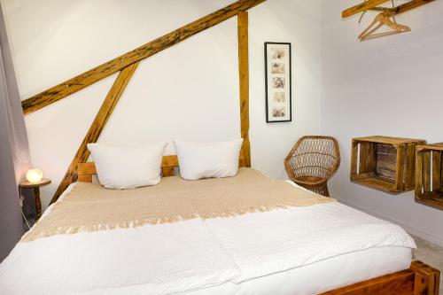 エッカーンフェルデにあるFerienwohnung Oberdeckのベッドルーム(白いベッド、白い枕付)